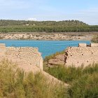 El puente de la vieja carretera ha vuelto a la superficie por la bajada del nivel del agua.