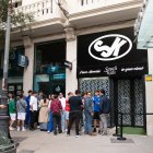 Colas para la inauguración de la tienda de la marca almeriense, South Kids.