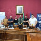 Los invitados al programa Hoy por Hoy Almería, entre ellos representantes de comercios y empresas locales junto con el alcalde y los presentadores
