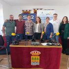 Productores locales junto con la alcaldesa de Albox y los presentadores del Hoy por Hoy.
