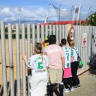 Aficionados del Córdoba contemplando un Estadio de los Juegos Mediterráneos en silencio.