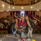 El equipo de Fascinadas se echa una foto con los asistentes.