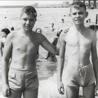Juan Lozano con Antonio Torres en la playa del Club Náutico.