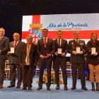Foto de familia de los galardonados con las medallas de la provincia.