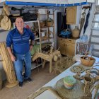 Miguel junto a sus obras en su taller.