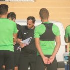 Fran habla con sus jugadores.