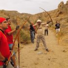 Lanzamiento de tiro con arco prehistórico.