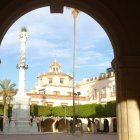 Pingurucho de los Coloraos, monumento a los Mártires de la Libertad, visto desde uno de los arcos de entrada a la Plaza Vieja.
