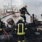 Varios bomberos apagan el fuego de un vehículo militar del ejército ucraniano.