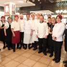 Los responsables de Terraza Carmona con el equipo de profesionales de cocina.