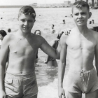 Juan Lozano con Antonio Torres en la playa del Club Náutico. 