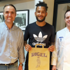 Paco y Diego a la izquierda y derecha de Luis Suárez en la cafetería de DICEL.