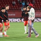 El senegalés, sancionado, felicita a sus compañeros por la victoria ante el Elche.