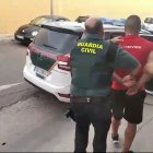 Agentes de la Guardia Civil con uno de los detenidos.