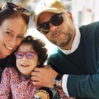 La pequeña Amaia, con sus padres, Rosario y Juanfra.