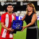 Robertone recibiendo el obsequio del Efesé en el torneo de la 'Carabela de Plata'.