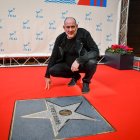 Karra Elejalde posa junto a su estrella en el Paseo de la Fama de Almería.