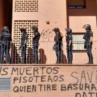 Desalojo en un bloque de viviendas.