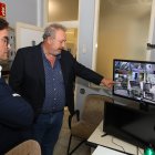 El alcalde de El Ejido y el edil de Hacienda comprobando el servicio de videovigilancia.