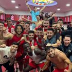 El vestuario del Almería después de ganar al Granada con todos unidos y la canción de 'La Bamba' que no podía faltar.