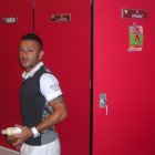 Albert Crusat saliendo para siempre del vestuario del Almería.