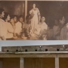 Arriba la antigua talla de la Virgen en su altar, abajo la iglesia-escuela en la actualidad.