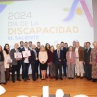 Foto de familia en el Día de la Discapacidad Asociación El Saliente.