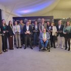 Todos los galardonados durante la comida junto al presidente del Banco de Libros de Tíjola, Eugenio García.