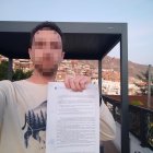 'Paco' sostiene la denuncia ante la pérgola que le dejaron sin acabar.