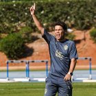 El míster dando instrucciones en el Anexo.