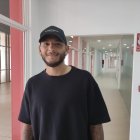 Luis Suárez con LA VOZ y Cadena SER en la zona de despachos del Mediterráneo.