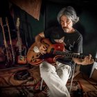 Nacho Para con su guitarra.