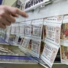 Persona elige un décimo en una administración de Lotería.