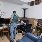 La Guardia Civil registra la vivienda del detenido.