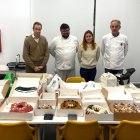 Los cuatro jueces del concurso frente a todos los roscones participantes.