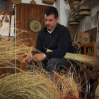 José tejiendo esparto en Canjáyar.