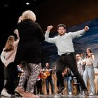 Los danzantes de una e las cuadrillas bailan al son de los laudes y violines.