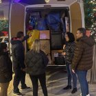 Participantes durante la carga de la furgoneta.