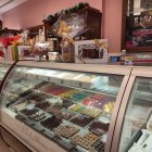 Mostrador con cestas de Navidad en La Dulce Alianza del Paseo de Almería.