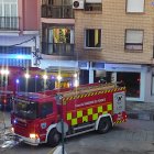 Bomberos del Poniente actuando en el local donde se ha producido el incendio en Adra.