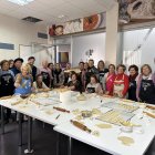 Participantes en el Día de la Empanada con autoridades locales.