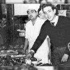 Unos niños miran en el escaparate del restaurante Imperial los pavos que se servían en la cena de Nochebuena de las familias pudientes.