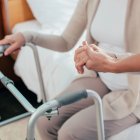 Foto de archivo de una trabajadora social ayudando a una persona dependiente.