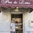 El olor a pan recién hecho llena la calle Socorro.