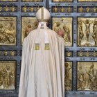 El Papa Francisco, abriendo la Puerta Santa en un Año Jubilar.