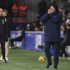 Pepe Mel en el banquillo del Alcoraz dirigiendo al Tenerife.