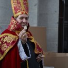 Una persona disfrazada hace cola para entrar en el Sorteo de Navidad en el Teatro Real.