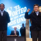 Adam Lucas Kadmiri (i) y Sergio Abaga (d) cantan un quinto premio, el 37.876.