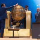 Preparación del bombo antes de la celebración del Sorteo Extraordinario de la Lotería de Navidad 2024.