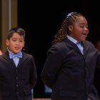 Axiel Kyron Abas y Ainhoa Rosero Gómez Limbaga cantan un cuarto premio, el número 77.768.